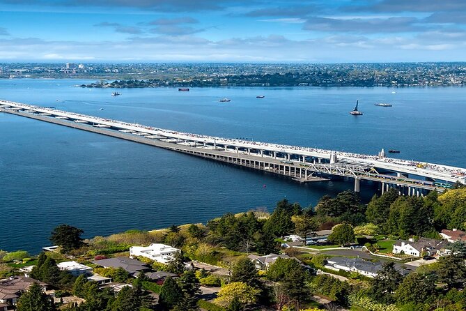 5-hour Seattle and Suburbs Attractions Tour - Juanita Beach Park: a Lake Washington shoreline stop with amenities