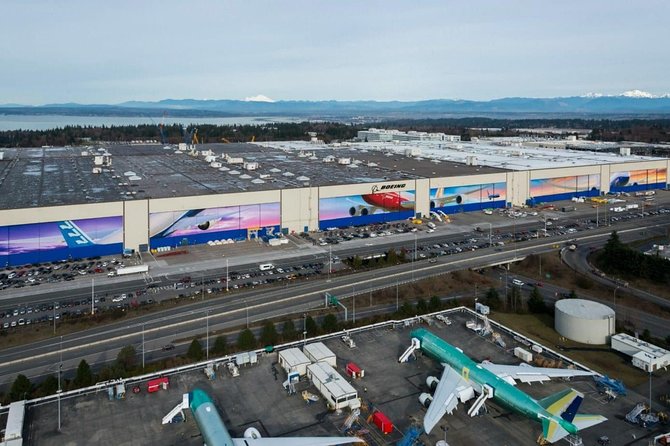 Boeing Factory Tour with Guided Transport from Seattle - From Hyatt Regency to Everett: how the coach ride sets the tone