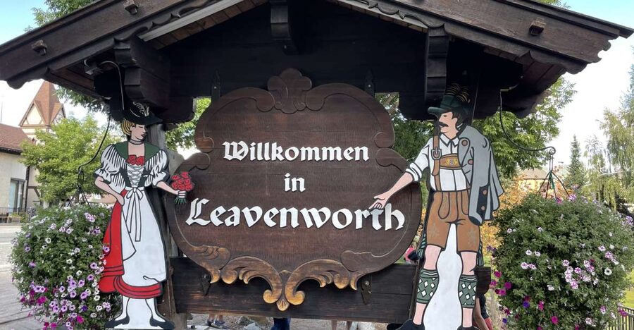 From Seattle/Kirkland/Bellevue: Leavenworth Exclusive Tour - Lake Washington and the floating bridge: your first real wow moment