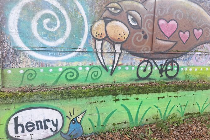 Henry Art Tours-Come See the Fun Side of Seattle Art/Pubs/History - The bus ride, the guide, and how the route stays fun (and not chaotic)