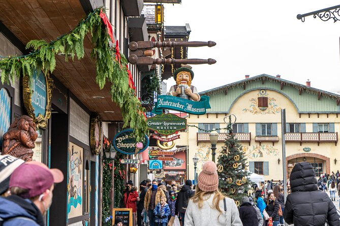 Leavenworth Exclusive Tour from Seattle - The Bigfoot-watching stop near Gold Bar: Harry Henderson and a built-in photo break