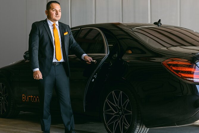 Seattle Arrival Chauffeur Driven Airport Transport - Flight Tracking, Reminders, and a 24/7 Service Team