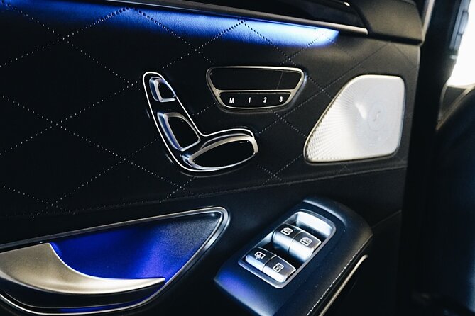 Seattle Arrival Chauffeur Driven Airport Transport - The Ride: A Late-Model Car and Professional Chauffeur Service