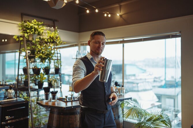 Seattle Hands On Cocktail Class - Seattle cocktail skills start with spirits, tools, and shaking