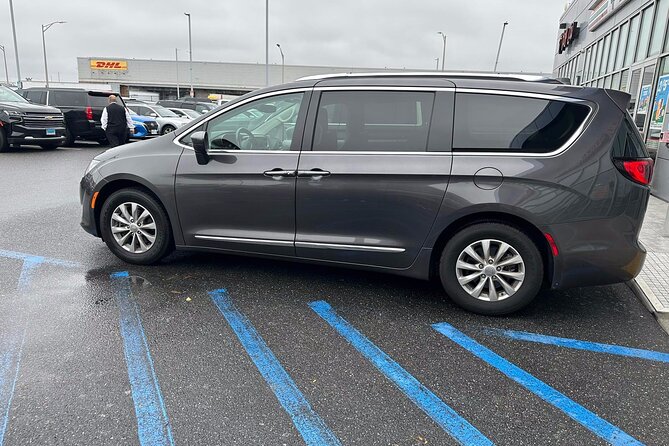 Seattle Tacoma Airport (SEA) to Seattle - Arrival Private Transfer - Flight-Tracked Pickup With a Nameplate Meet